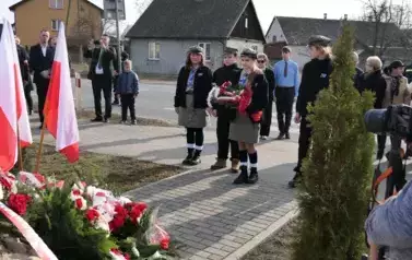 Harcerze składają kwiaty pod pomnikiem powstańc&oacute;w styczniowych.