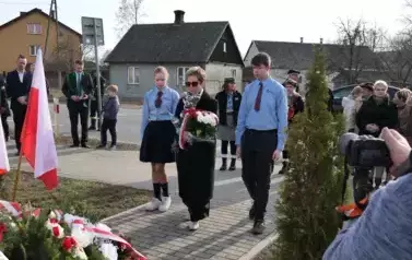Składanie kwiat&oacute;w pod pomnikiem powstańc&oacute;w styczniowych w Gwizdałach.
