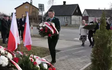 Składanie kwiat&oacute;w pod pomnikiem powstańc&oacute;w styczniowych w Gwizdałach.
