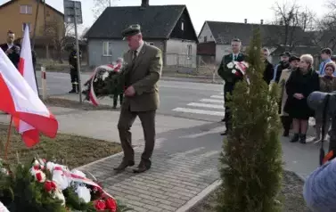 Składanie kwiat&oacute;w pod pomnikiem powstańc&oacute;w styczniowych w Gwizdałach.