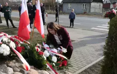 Składanie kwiat&oacute;w pod pomnikiem powstańc&oacute;w styczniowych w Gwizdałach.