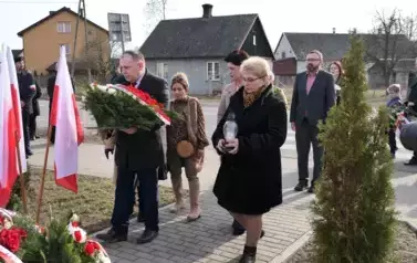 danie kwiat&oacute;w pod pomnikiem powstańc&oacute;w styczniowych w Gwizdałach.