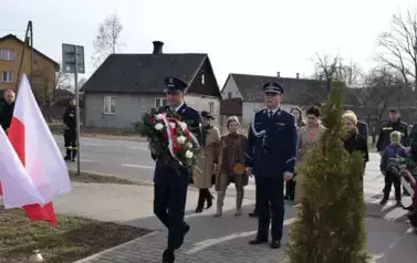 danie kwiat&oacute;w pod pomnikiem powstańc&oacute;w styczniowych w Gwizdałach.