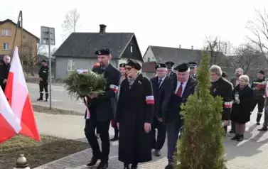 danie kwiat&oacute;w pod pomnikiem powstańc&oacute;w styczniowych w Gwizdałach.