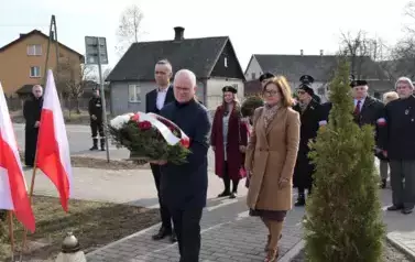 Składanie kwiat&oacute;w pod pomnikiem powstańc&oacute;w styczniowych w Gwizdałach.