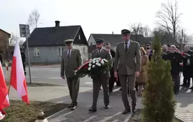 Składanie kwiat&oacute;w pod pomnikiem powstańc&oacute;w styczniowych w Gwizdałach.