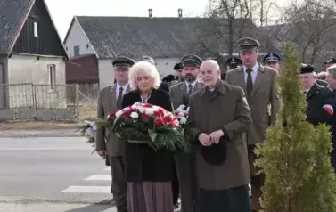 Składanie kwiat&oacute;w pod pomnikiem powstańc&oacute;w styczniowych w Gwizdałach.