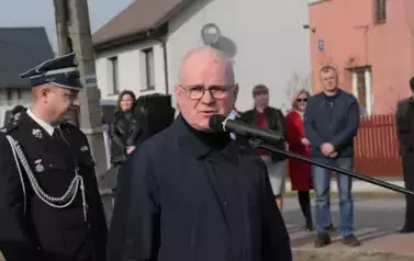 Starosta węgrowski przemawia. W tle uczestnicy uroczystości.
