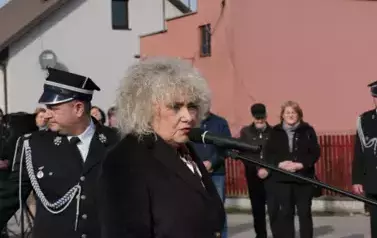 Poseł na Sejm Maria Koc przemawia. W tle uczestnicy uroczystości.