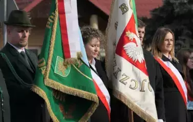 Poczet sztandarowy gminy Łoch&oacute;w i Koła Łowieckiego Las w Łochowie