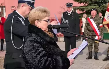 Zastępca burmistrza Łochowa przemawia, w tle uczestnicy uroczystości.
