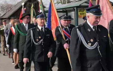 Przemarsz uczestnik&oacute;w uroczystości pod pomnik w Gwizdałach.