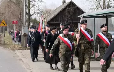 Przemarsz uczestnik&oacute;w uroczystości pod pomnik w Gwizdałach.