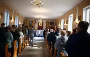 Msza świeta w kościele w Gwizdałach. Uczestnicy stoją w kierunku ołtarza.