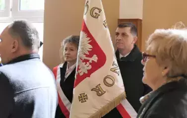 Msza świeta w kościele w Gwizdałach. Poczet sztandarowy gminy Łoch&oacute;w.