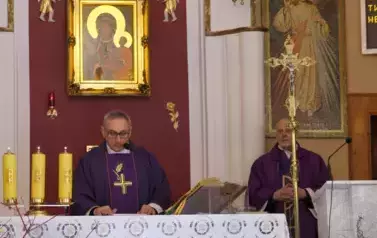 Msza świeta w kościele w Gwizdałach.Ksiądz w fioletowym ornacie na ołtarzu odprawia mszę.