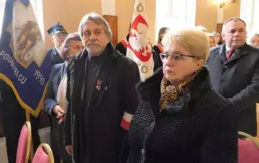 Kilkoro uczestnik&oacute;w mszy świętej w kościele w Gwizdałach.