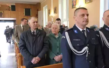 Kilkoro uczestnik&oacute;w mszy świętej w kościele w Gwizdałach. Niekt&oacute;rzy w mundurach policji.