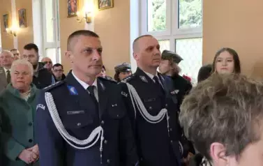 Kilkoro uczestnik&oacute;w mszy świętej w kościele w Gwizdałach. Niekt&oacute;rzy w mundurach policji.