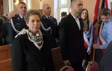 Kilkoro uczestnik&oacute;w mszy świętej w kościele w Gwizdałach.