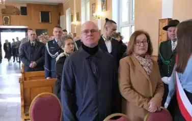 Kilkoro uczestnik&oacute;w mszy świętej w kościele w Gwizdałach.
