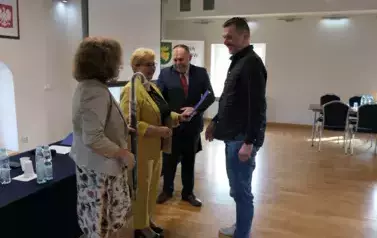 Dzień Sołtysa w gminie Łoch&oacute;w. Wręczanie upomink&oacute;w i dyplom&oacute;w sołtysom