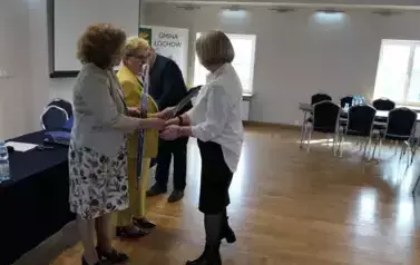Dzień Sołtysa w gminie Łoch&oacute;w. Wręczanie upomink&oacute;w i dyplom&oacute;w sołtysom
