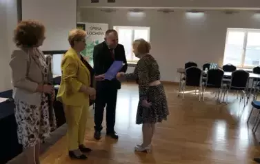 Dzień Sołtysa w gminie Łoch&oacute;w. Wręczanie upomink&oacute;w i dyplom&oacute;w sołtysom