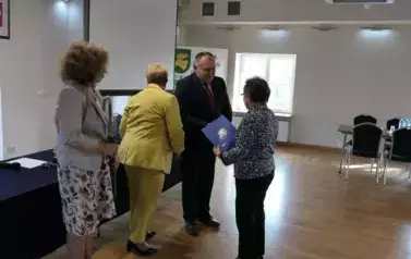 Dzień Sołtysa w gminie Łoch&oacute;w. Wręczanie upomink&oacute;w i dyplom&oacute;w sołtysom