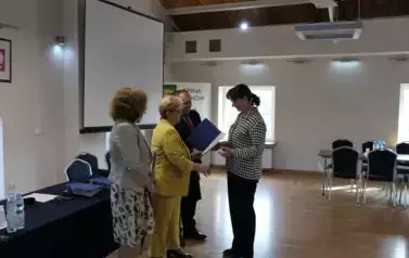 Dzień Sołtysa w gminie Łoch&oacute;w. Wręczanie upomink&oacute;w i dyplom&oacute;w sołtysom.