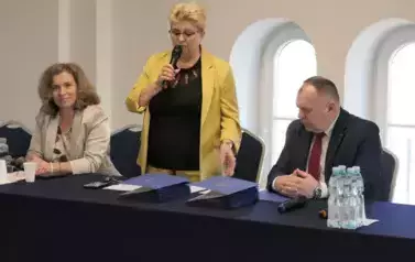 Od lewej Angelika Pasek Gilarska, Zastępca burmistrza Łochowa Małgorzata Łotarska przemawia i z prawej strony Sławomir Ryszawa Przewodniczący Rady Miejskiej w Łochowie