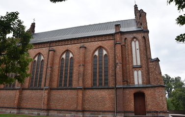 widok na boczną fasadę kościoła w Kamionnie