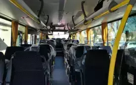 Wnętrze autobusu po obu stronach ofoliowane fotele
