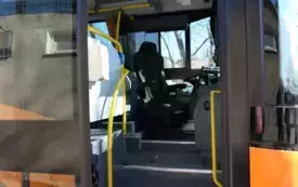 Pomarańczowy autobus z otrawrtymi pierwszymi drzwiami